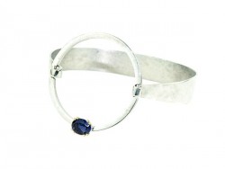 Silver bracelet with yellow gold mouth with Iolite.