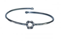 Pulsera plata oxidada con 6 diamantes negros.