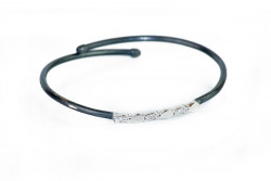 Pulsera plata oxidada, centro de oro amarillo y brillantes blancos.