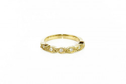 Yellow gold alliance with 6 white brilliant.