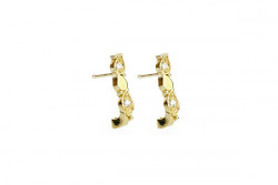 Earring in the shape of yellow gold and bright white.