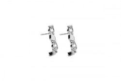Earring in the shape of white gold and bright white.