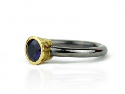 Silver ring and yellow gold with iolite.