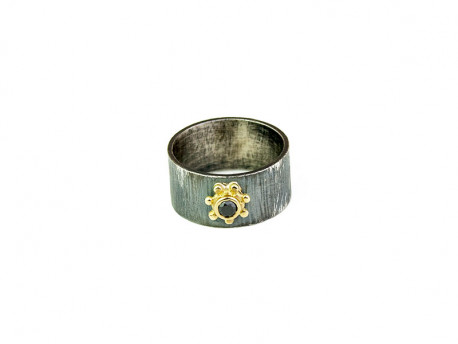 Striped oxidized silver ring with center in 750mm yellow gold and brilliant cut black diamond.