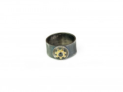 Rusty silver ring, striped texture, center in 750mm yellow gold and brilliant cut black diamond.