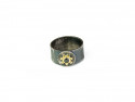 Anell d'argent oxidat, textura ratllada, amb centre en or groc de 750 mm i Diamant negre talla brillant.