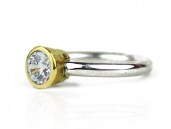 Anillo de plata y oro amarillo con swarovski.