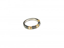 Ring in yellow gold and oxidized silver, with 3 white brilliant.