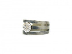 Silver ring, white gold and brilliant.