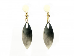 Long earrings in yellow gold and matt oxidized silver, with white brilliant cut diamond. Close pressure.