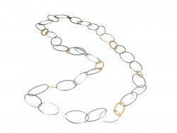 Collar llarg vagues d'argent setinades i 7 vagues d'or mat intercalades de dues mesures diferents. Mesura total 86cms.