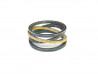 Anell argent 925 mm oxidada i setinada amb una tira en or groc de 750 mm.