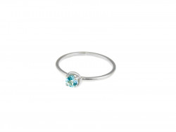 750mm white gold ring with natural blue topaz. Staples on base.