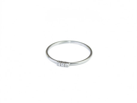 750mm white gold ring with 3 natural brilliants.