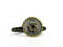 Anillo de plata y oro amarillo con brillantes negros.