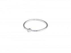 Anell d'or blanc de 750 mm amb 1 brillant de 0.015cts.