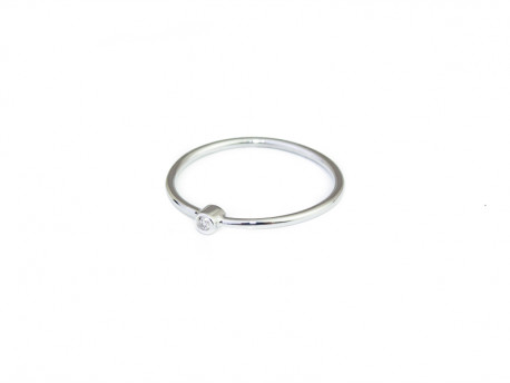 Anillo de oro blanco de 750mm con 1 brillante de 0.015cts.