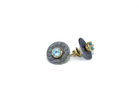 Earrings in yellow gold with natural blue topaz and single plates in oxidized and satin silver, finished in hammered.