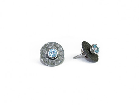 Earrings in white gold with natural blue topaz and single plates in oxidized and satin silver.