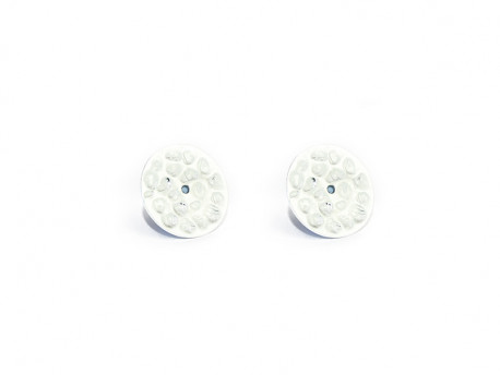 2 Loose plates in glossy white and rhodium-plated in white.