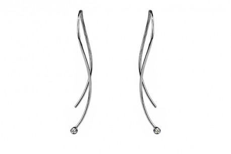 White gold round wire shaped earrings with brilliants.