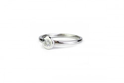 Brilliant white gold solitaire with round mouth.