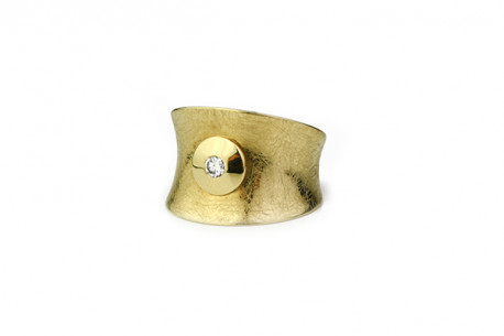 Shredded matte yellow gold ring and a brilliant center on a wide round glossy mouth.