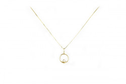 Round yellow gold pendant with a brilliant.