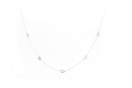 White gold chain and five brillants with round mouths.