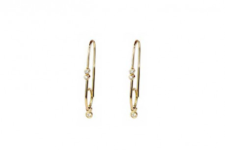 Pendientes tipo criolla oro amarillo y brillante con perla irregular plana de agua dulce.