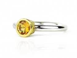 Anillo de plata y oro amarillo con citrino.