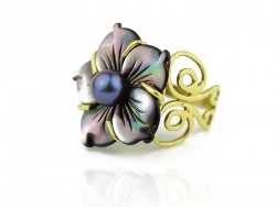 Yellow gold ring, flower and pearl gray pearl.