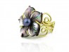 Anell d'or groc, flor de nacre i perla gris.