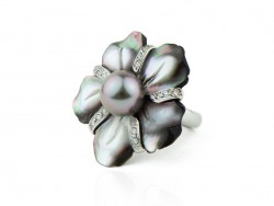 White gold ring, flower gray pearl, Tahiti pearl and diamonds.
