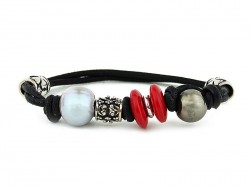 Leather bracelet with freshwater pearl, seeds and pieces of silver.