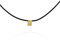 Collar de piel con colgante de oro amarillo con símbolo de caligrafía Kanji. “WA”