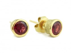 Gold earrings with garnet stone