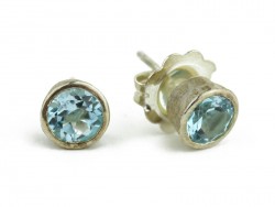 Pendientes de plata con piedra topacio azul.