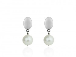 White gold earrings with freshwater pearl.