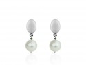 White gold earrings with freshwater pearl.