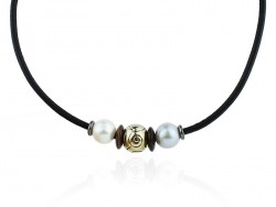 Leather necklace with pearls and silver pieces.