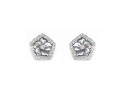 Pendientes de oro, flor de nácar y brillantes.