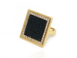 Gold ring with onyx and brilliant drossy.
