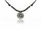 Collar de seda y bolitas de ónix con colgante flor de plata.