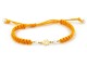 Polsera de macramé amb motiu d'or groc i perles.