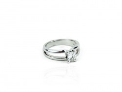 Anell d'or blanc amb diamant talla brillant.