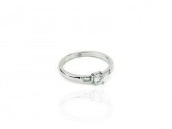 Anell d'or blanc amb diamants talla brillant i baguette.