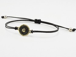 Pulsera de seda con centro de plata y oro amarillo con diamante blanco.